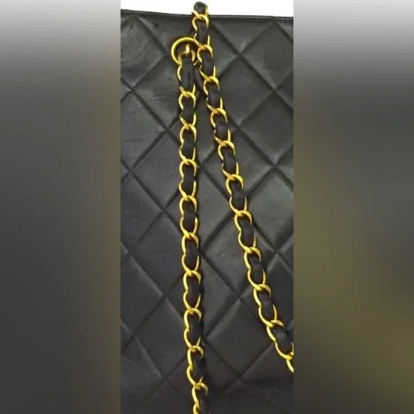 Chanel Black lambskin leather large Quilted Shoulder Bag with 24k Gold ptd Chain - Picture 13 of 16